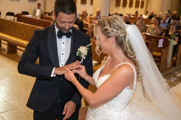 Ring�bergabe in einer Duisburger Kirche