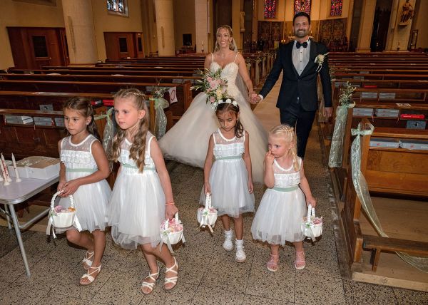 Blumenm�dchen und Brautpaar in Duisburger Kirche