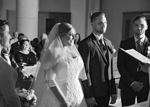 Brautpaar in einer Kirche beim Ja-Wort