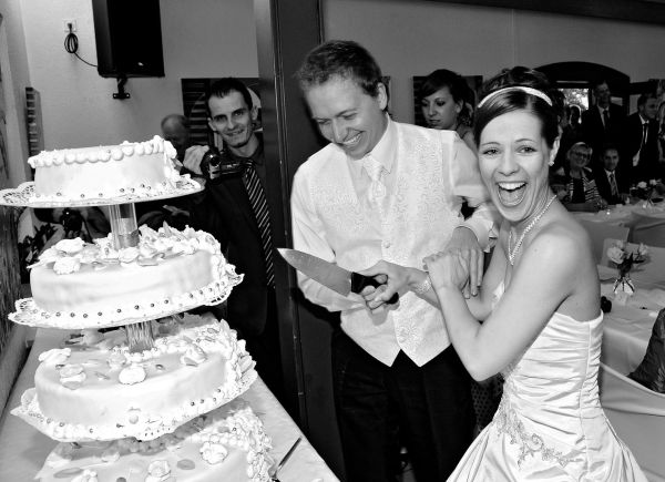 Brautpaar in M�lheim beim Anschnitt der Hochzeitstorte