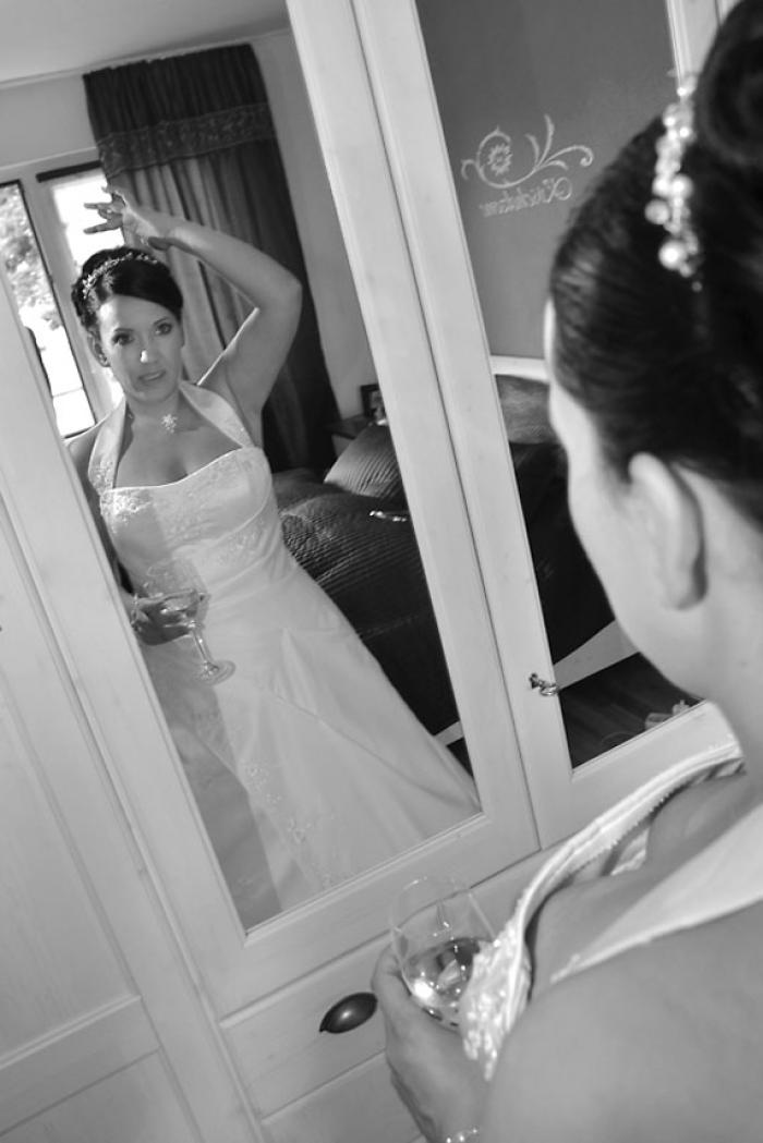 Braut vor Spiegel