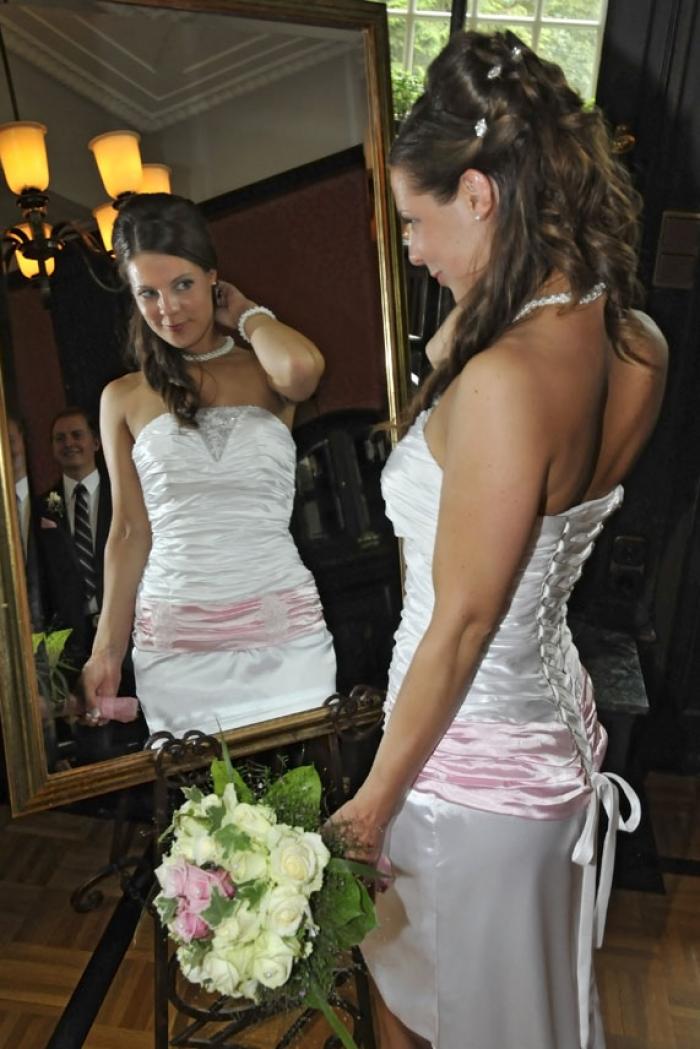 Brautcheck vor Spiegel