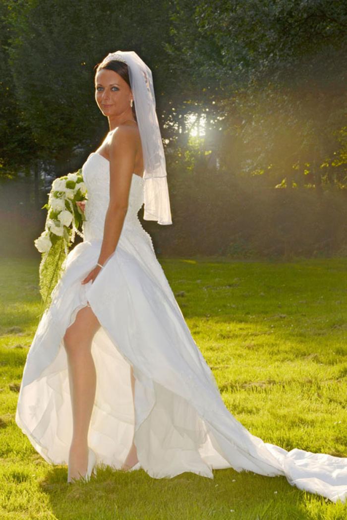 Braut zeigt Bein