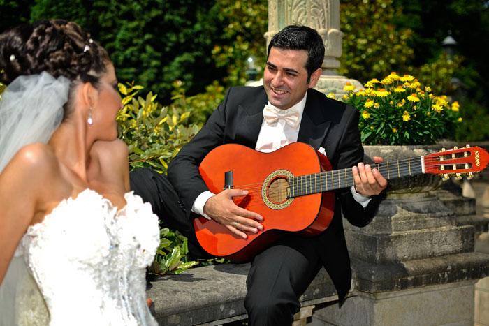 Bräutigam mit Gitarre - Villa Hügel in Essen