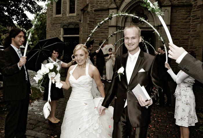 glückliches Brautpaar beim Auszug aus der Kirche