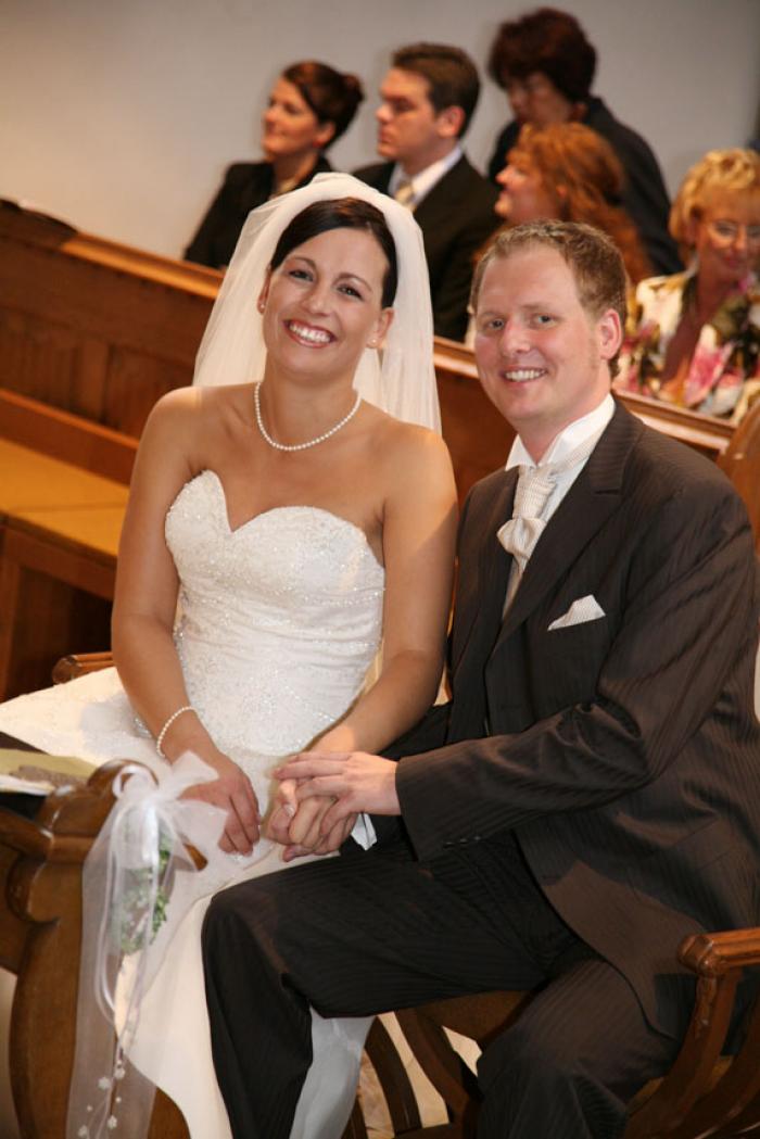 lächelndes Brautpaar in der Kirche
